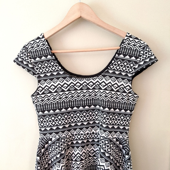 black & offwhite abstract print fit & flare dress - Picture 8 of 10